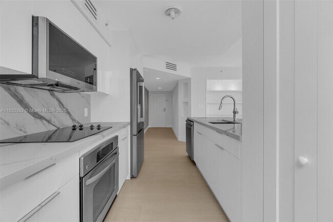Building Photo - 1155 Brickell Bay Dr