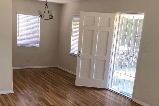 Dining Area - 5420 Vantage Ave