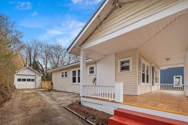 Foto del edificio - Updated West Asheville Bungalow