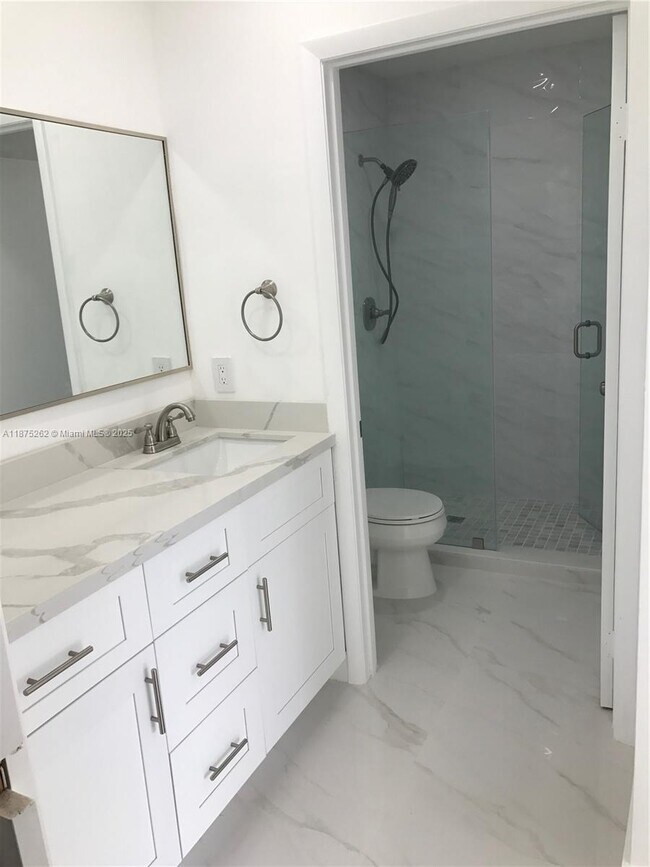 Foto del edificio - 4890 NW 102nd Ave