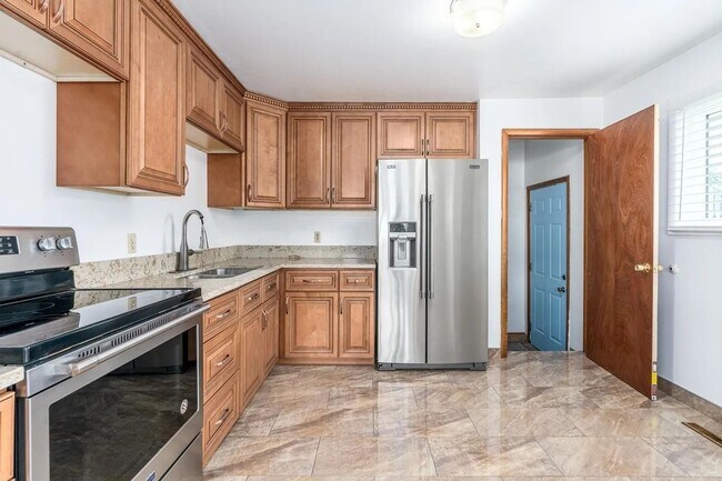 Foto del edificio - Beautiful 4-Bedroom Home with Finished Bas...