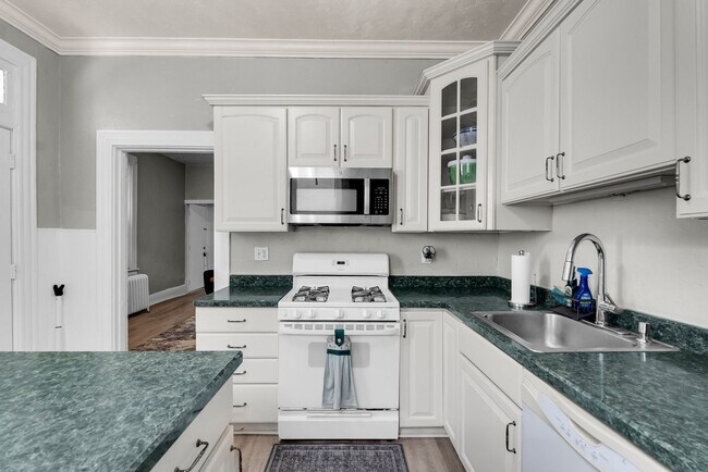 Foto del edificio - 2 BR+ Den/office, 2 bath Bloomfield/Upper ...