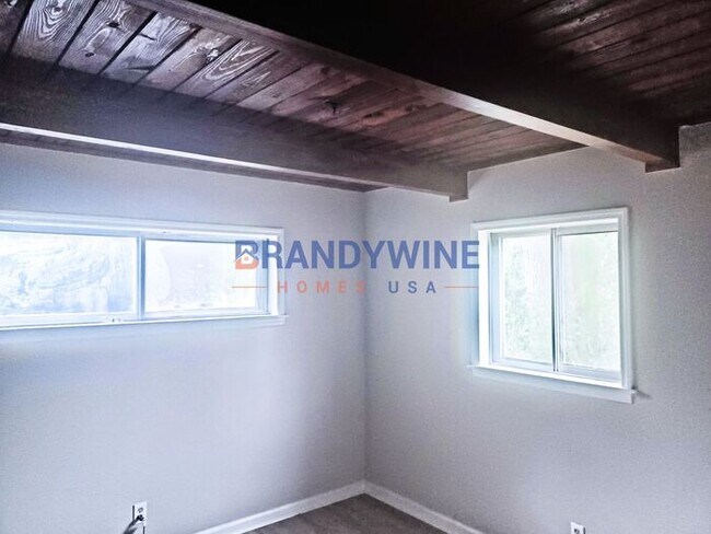 Building Photo - SPACIOUS 3 BR with FENCED-IN BACKYARD!! Ap...