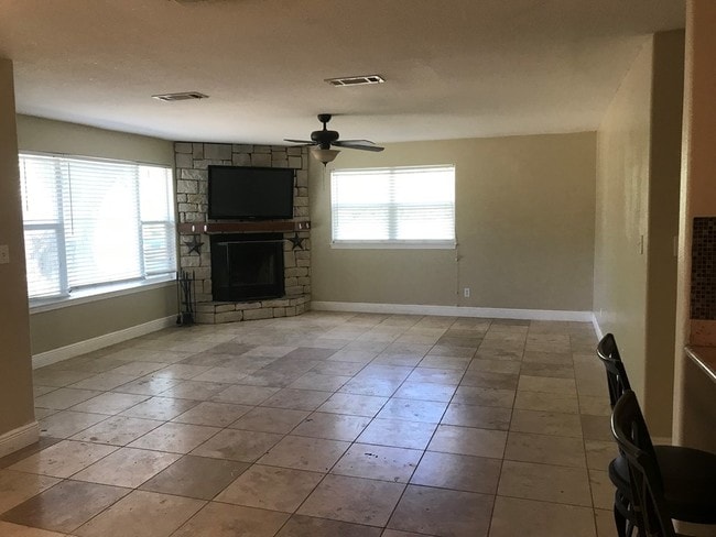 Building Photo - 250 Lamesa Dr