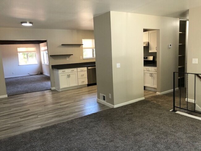 Building Photo - Fresh and Beautiful Pacifica 3/2 House ava...