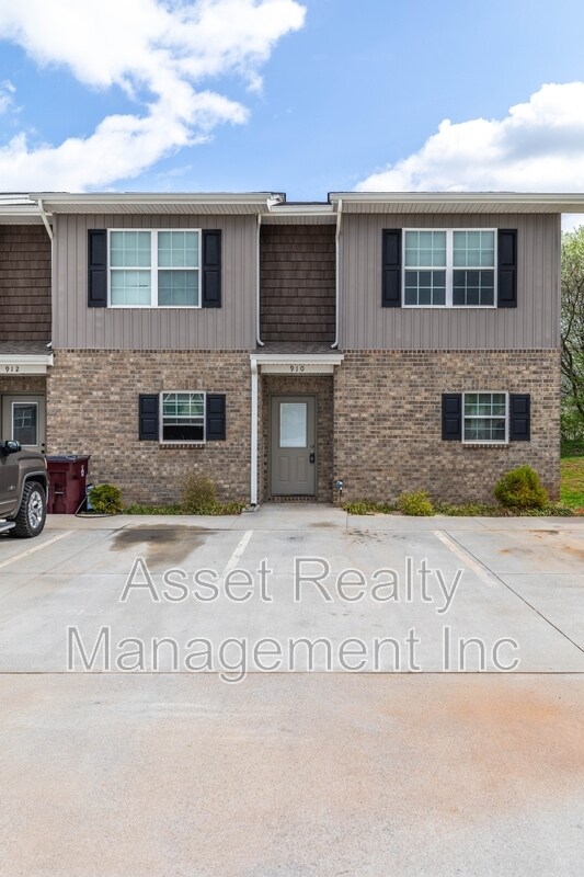 Foto del edificio - 910 Warrior Hill Dr