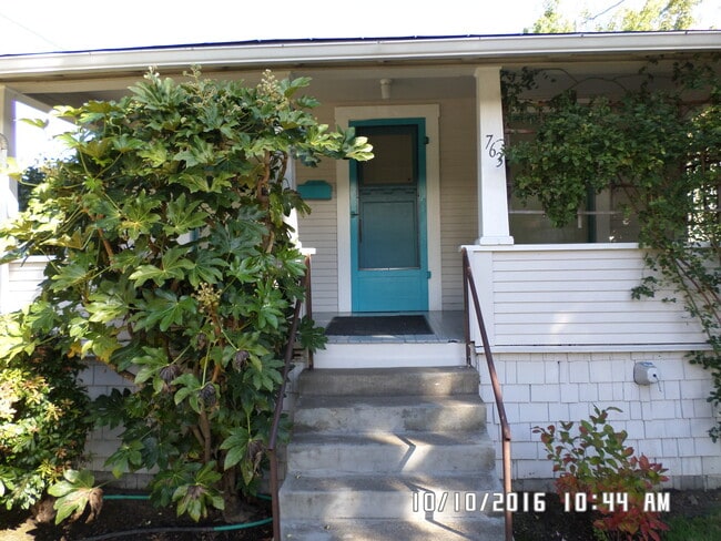Building Photo - Vintage 1 Bedroom Home!