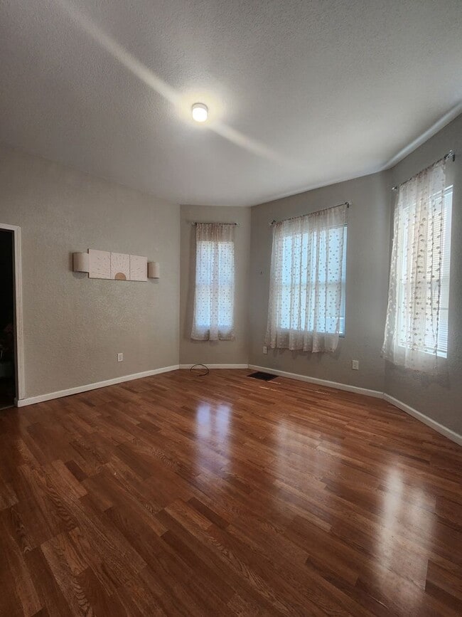 Building Photo - 5 Bedroom Home Alton