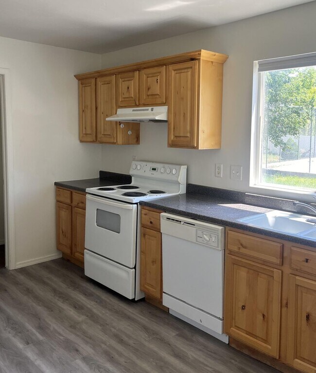 Building Photo - 3 Bedroom West Valley Home