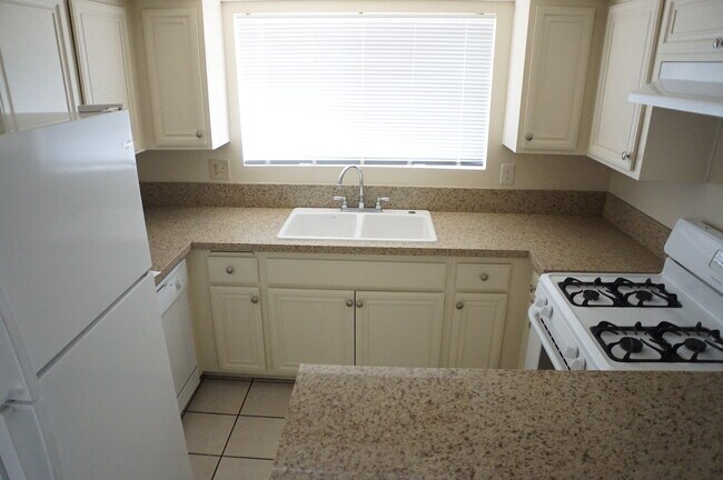 Kitchen - 23751 Arlington Ave