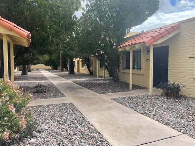 Building Photo - Cute 2 bedroom townhome