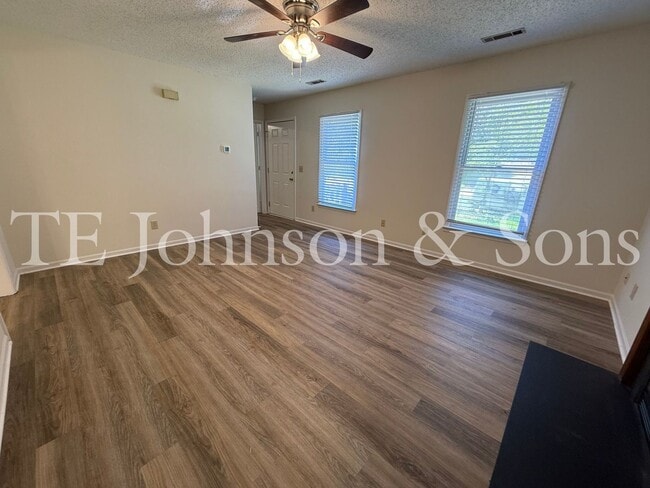 Building Photo - Charming 3-Bedroom Home with Spacious Yard...