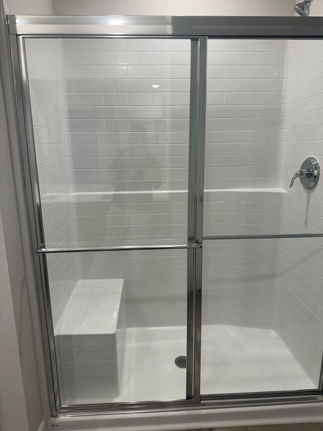 Foto del edificio - Brand New Luxury Living!