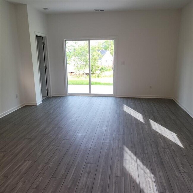 Foto del edificio - 448 Golden Eagle Pkwy