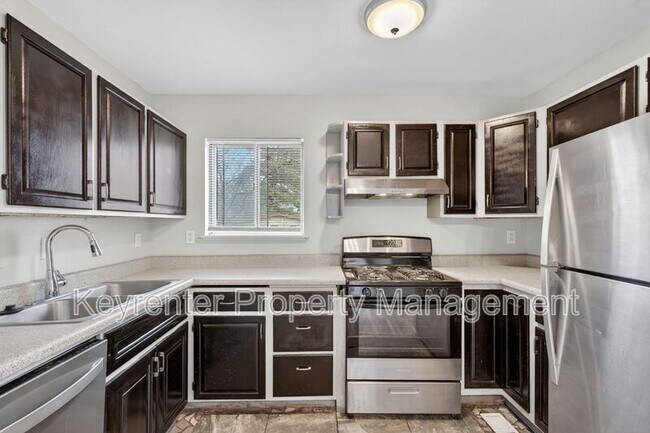 Foto del edificio - 900 Paddock Dr