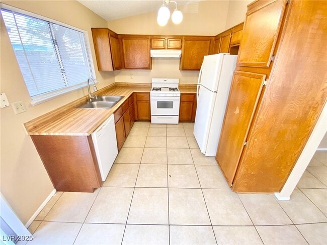 Building Photo - 4420 Faberge Ave