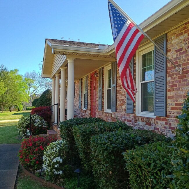 Foto del edificio - $300 off one month!!!  Modern Comforts with Granite & Hardwood Finishes!" 3 Bedroom 2 bath home.