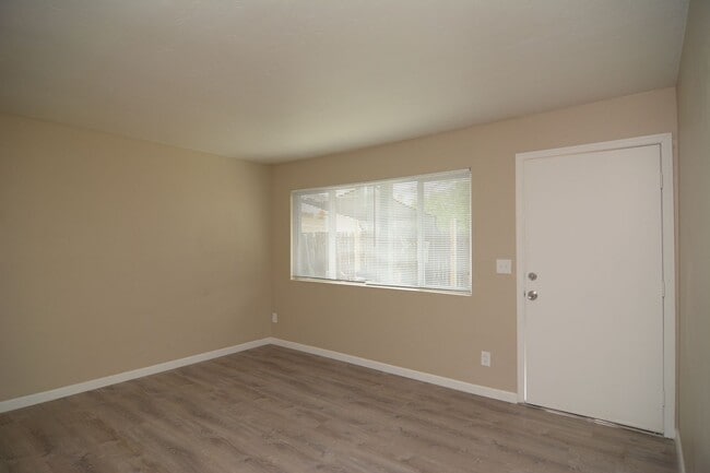 Building Photo - 2 Bedroom 1 Bath Apartment! Close to the U...