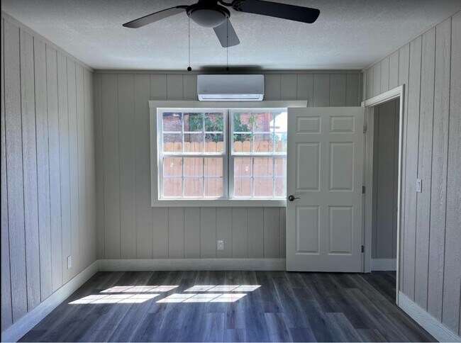 Building Photo - 219 Spanish Oak St, unit b