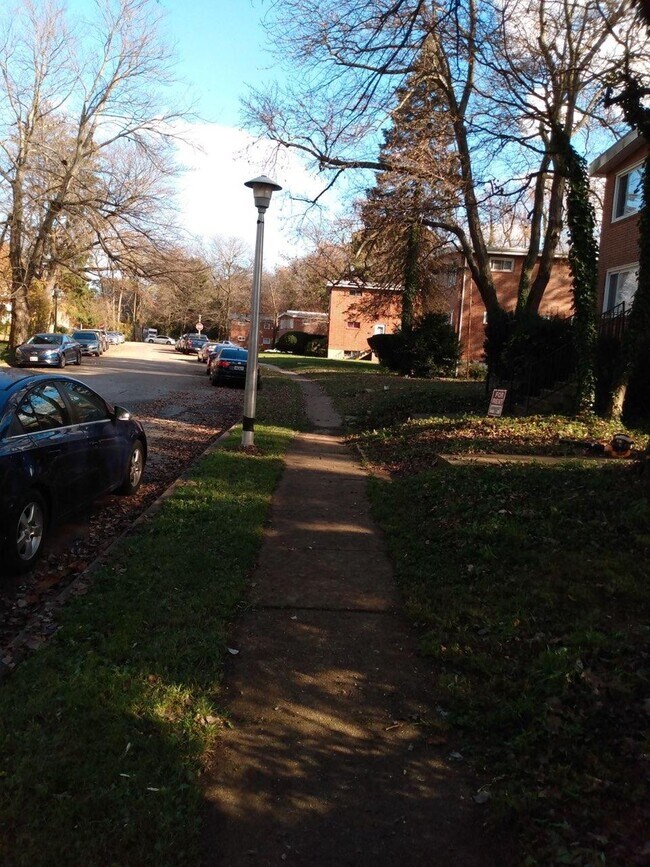 Front - 1005 Cedarcroft Rd