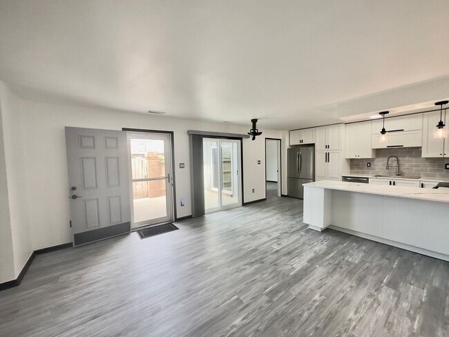 Building Photo - Luxury Newly Remodeled Condominium