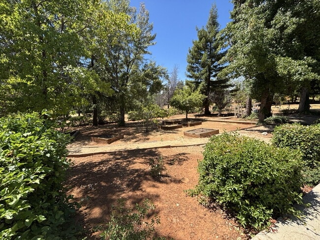 Building Photo - Private, fully furnished apartment home in...