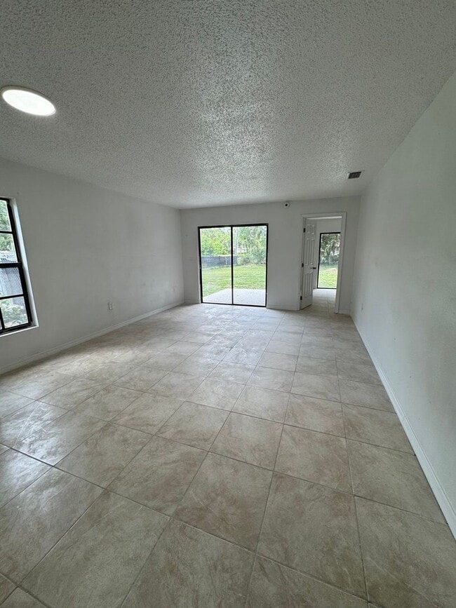 Foto del edificio - Charming 2-Bedroom Duplex on a Private Cor...