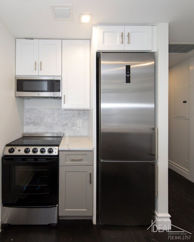 Building Photo - 127 7th Ave