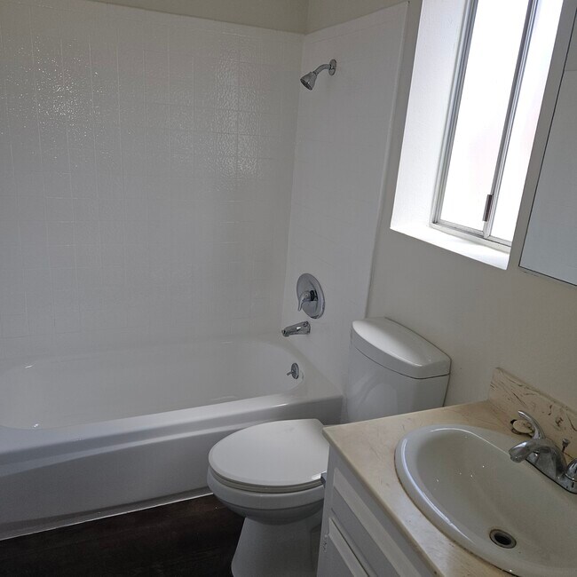 Baño completo - 8809 Etiwanda Ave