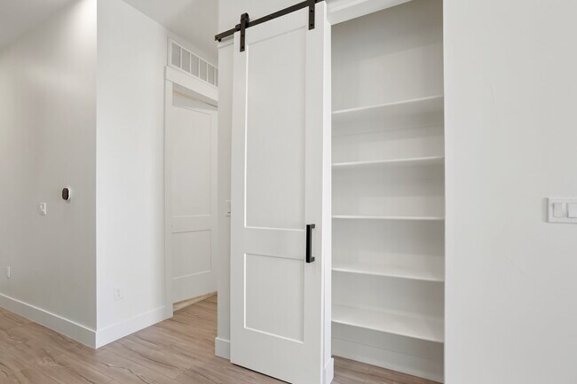 Building Photo - Luxe Condo Near Regis With Covered Parking Included