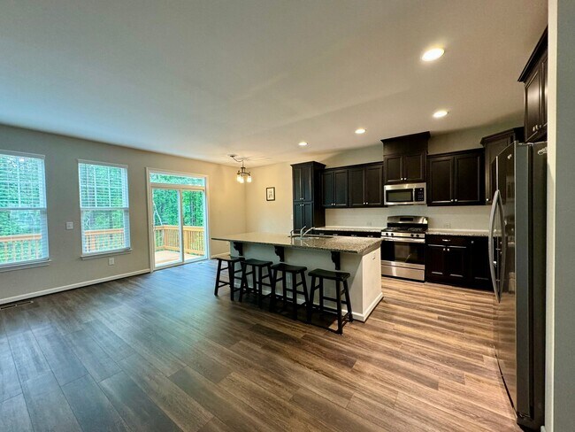 Building Photo - 1025 Lathrop Ln