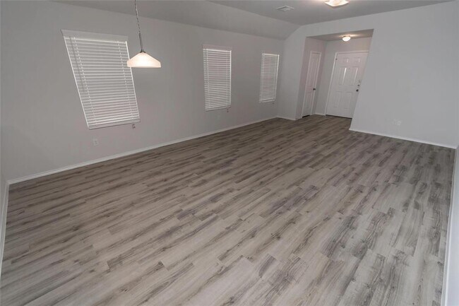 Foto del edificio - 3229 Primrose Dr