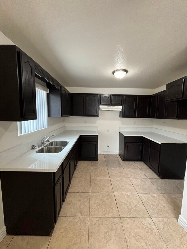 Foto del edificio - 639 E 87th Pl