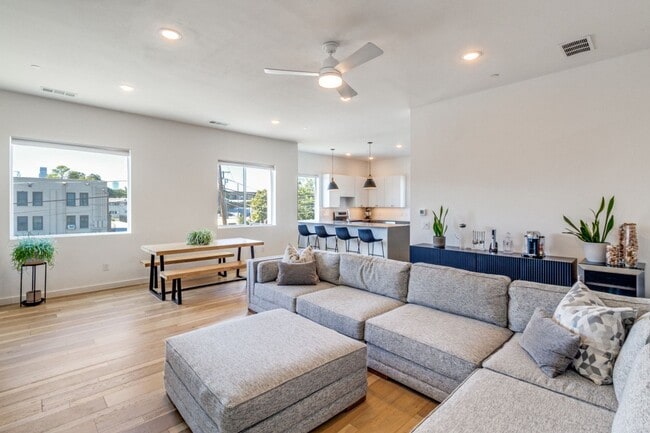 Beautiful Modern Three-Story Townhome minutes from Lower Greenville! - Beautiful Modern Three-Story Townhome minutes from Lower Greenville!