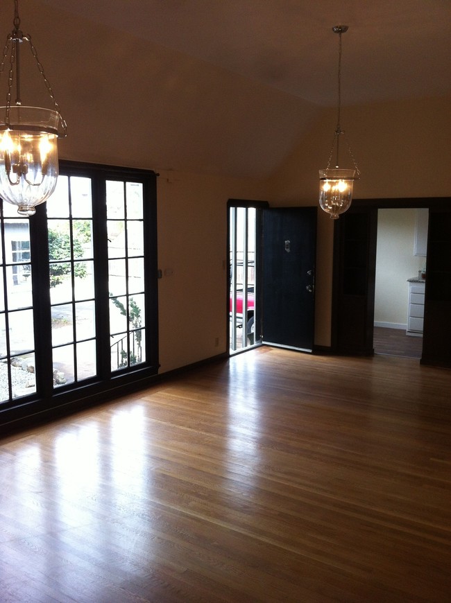 Living Room - 840-842 Cedar St