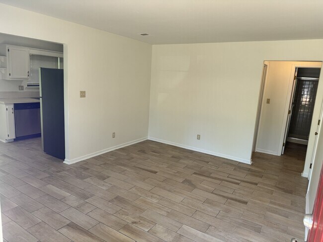 Building Photo - 7800