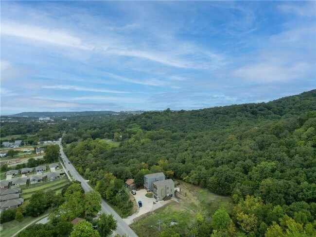 Foto del edificio - 1054 E Huntsville Rd