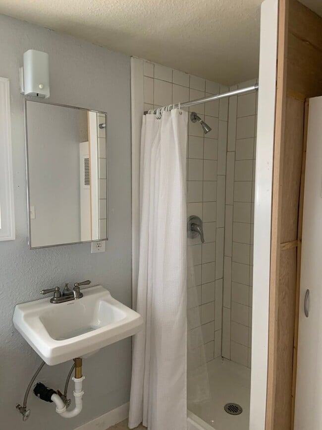 Foto del edificio - Hard to find 1 bdrm, 1 bath house with carport.