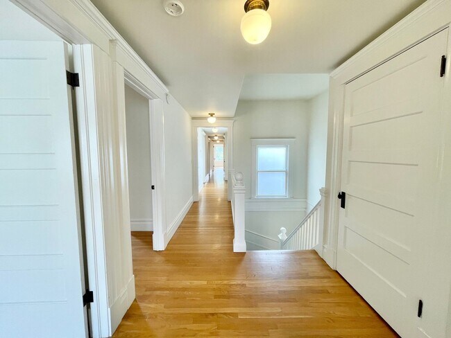 Foto del edificio - HUGE Top Floor Edwardian 4BR/1.5BA  Flat w...