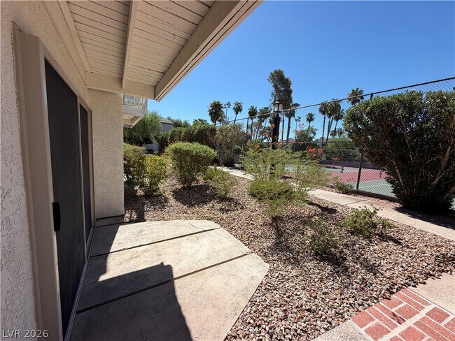 Foto del edificio - 586 Willow Green Dr