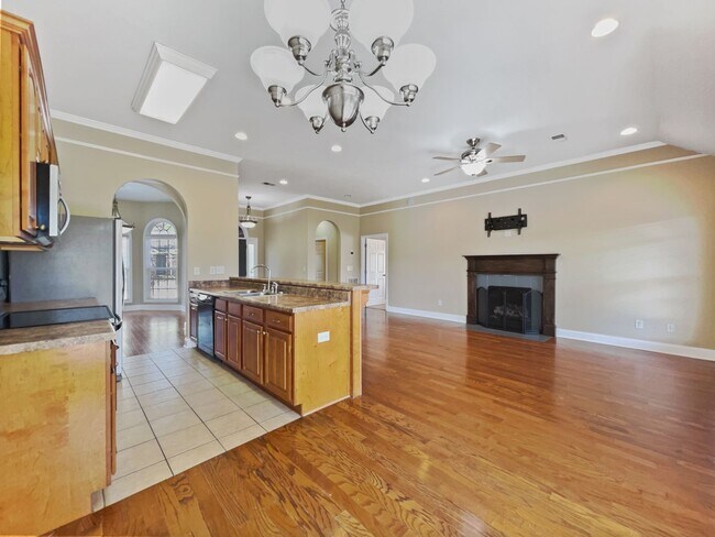 Building Photo - Available JULY 4, 2024!!! 3 Bed, 2 Bath Ho...
