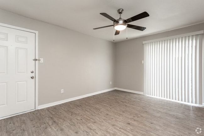 2BR, 1BA - 853SF Living Room - Silvermine