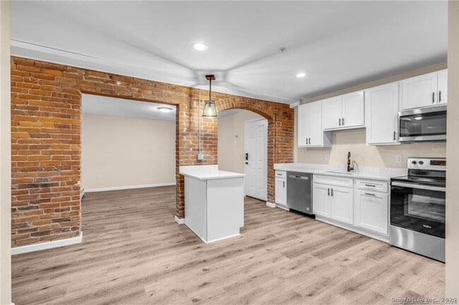 Foto del edificio - 51 Russ St