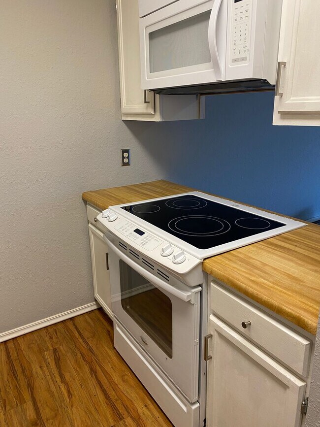 Foto del edificio - 3 Bed 1 Bath Duplex in West Fargo!