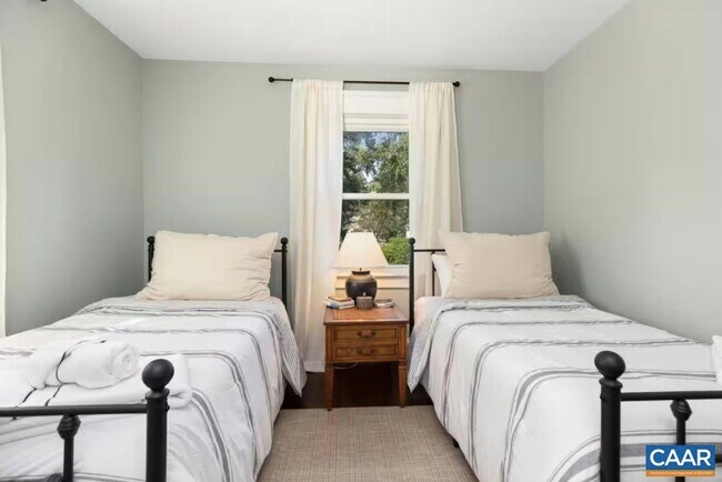 Foto del edificio - 243 Shamrock Rd