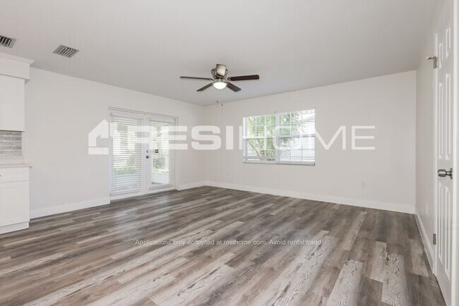 Building Photo - 1420 Dolphin Dr