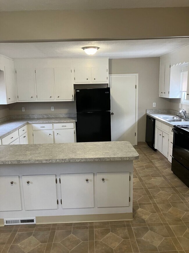 Foto del edificio - 3 bed 1.5 Bath Fully Remodeled Village Col...