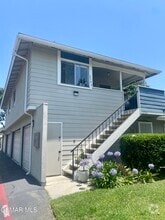 Building Photo - 2703 W Meadowwood