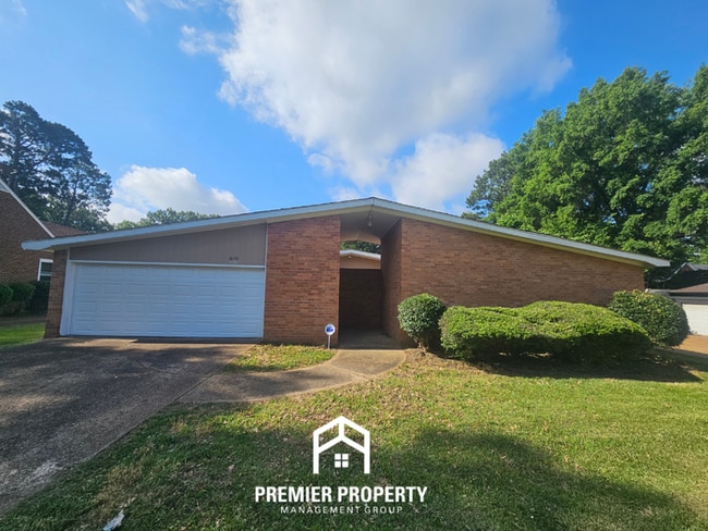 Huge 3BR/2BA East Memphis Home | 2,050 Sq Ft, Vaulted Ceilings, Garage & Covered Patio - Huge 3BR/2BA East Memphis Home | 2,050 Sq Ft, Vaulted Ceilings, Garage & Covered Patio