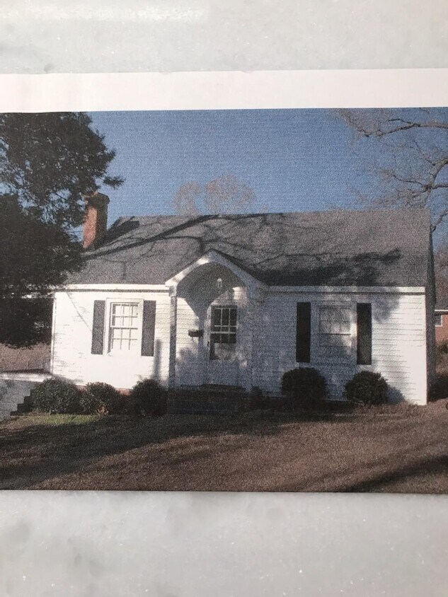 Foto principal - 409 E 3rd St